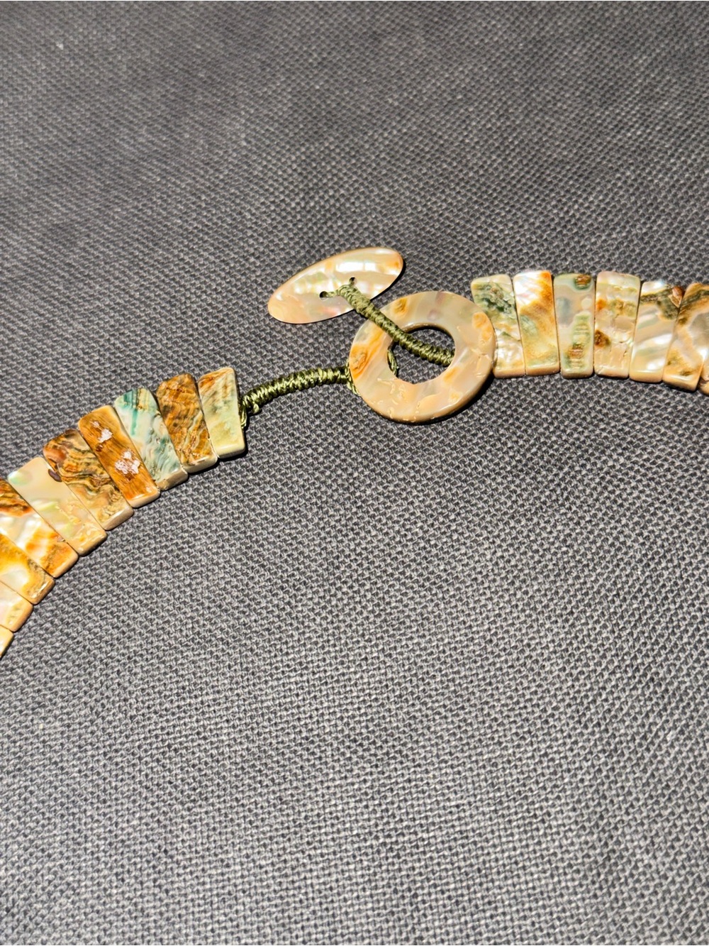 2-in-1 Reversible necklace - Natural Mother of Pearl & Iridescent Abalone Choker - Picture 6 of 8